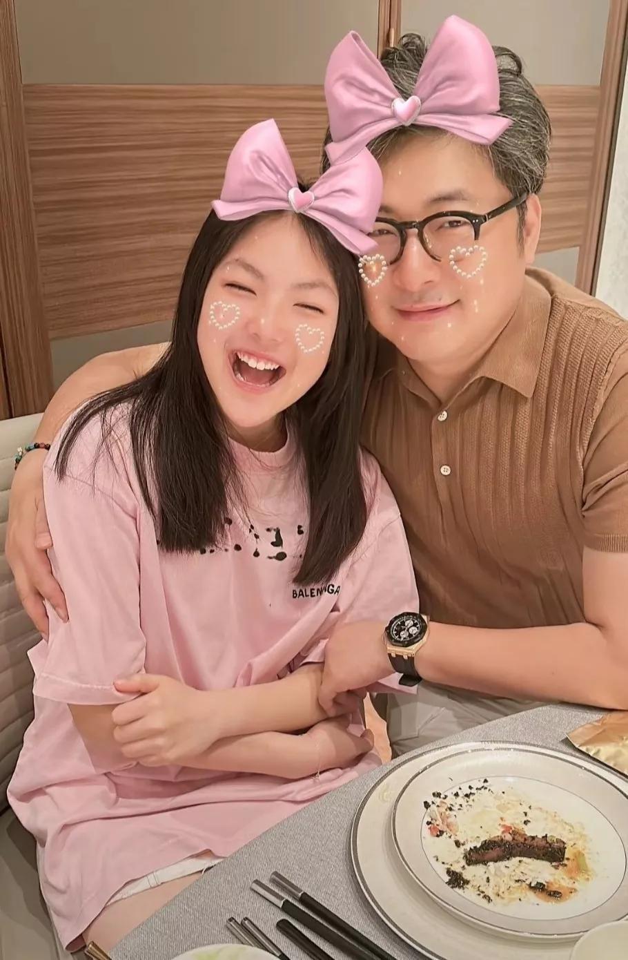 王诗龄放假回国过儿童节和父母出入高级餐厅父女合照笑开了花