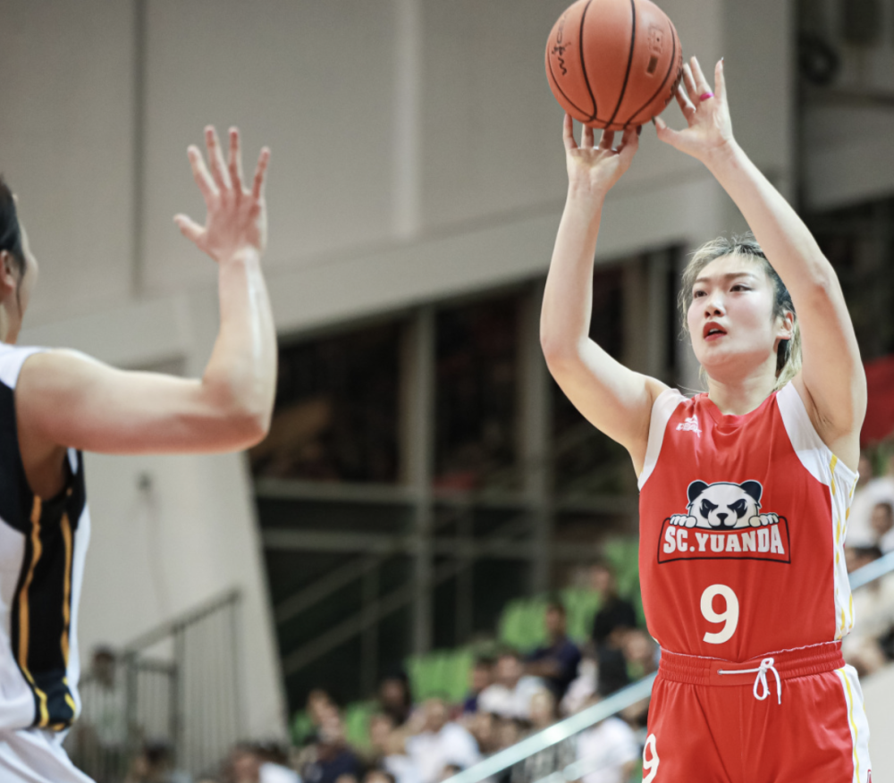 女篮头号核心是她李梦统治国内被传年薪500万值了放弃留美可惜