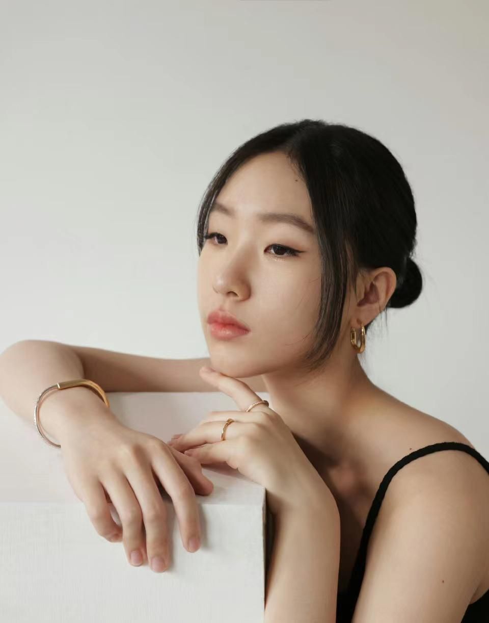 小s俩女儿演绎顶级时尚大片,一黑一白各有特色,姐姐更有高级脸