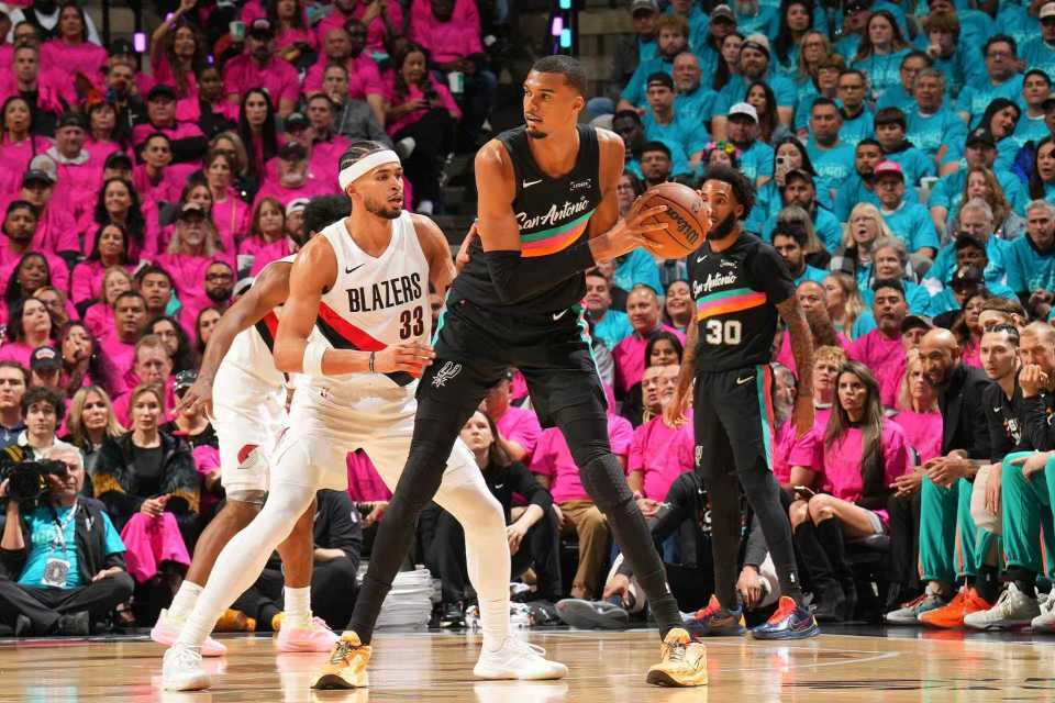 文班兩節21分對飈阿夫迪亞19分 馬刺半場領先10分楊瀚森未登場 - 