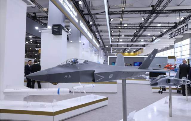 歼-35海基版:最新飞行照片曝光,成为舰载战斗机,已经为期不远了_腾讯