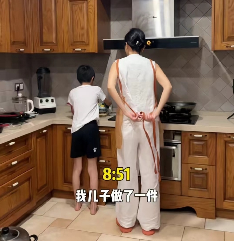 汪涵9岁儿子近照,沐沐遗传爸妈高个子,给妈妈写爱心字条超懂事