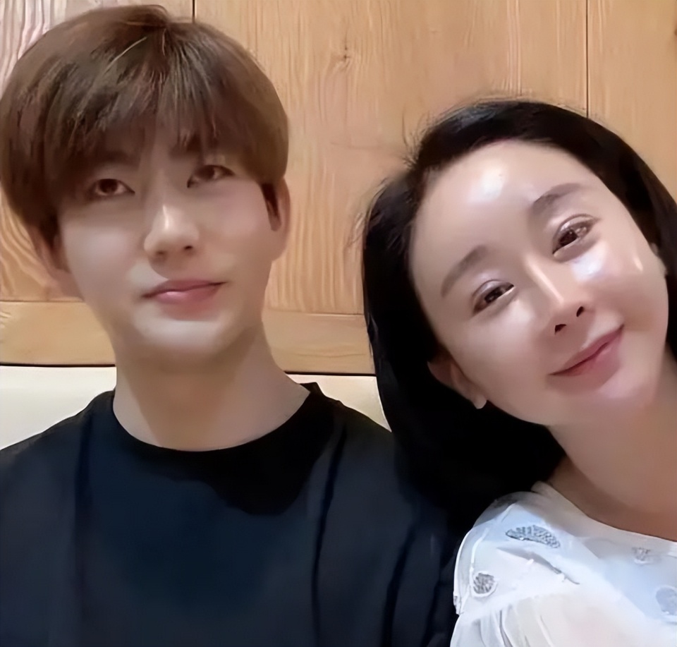 咸素媛称自己女儿有妹妹了网友表示只关心她和陈华到底离婚没