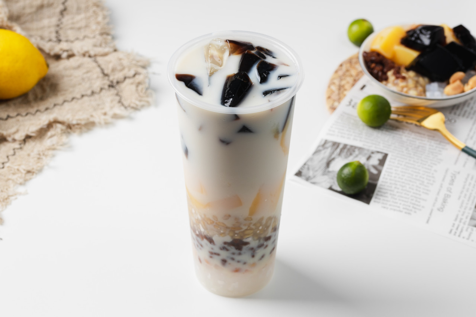 书亦烧仙草员工用嘴判断食材过期频改食材效期标签目前涉事门店已闭店