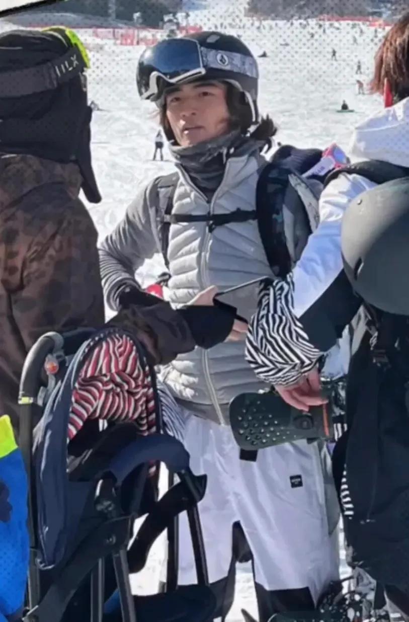 谢霆锋带大儿子lucas澳洲滑雪,父子俩久违同框,正脸侧脸都很像