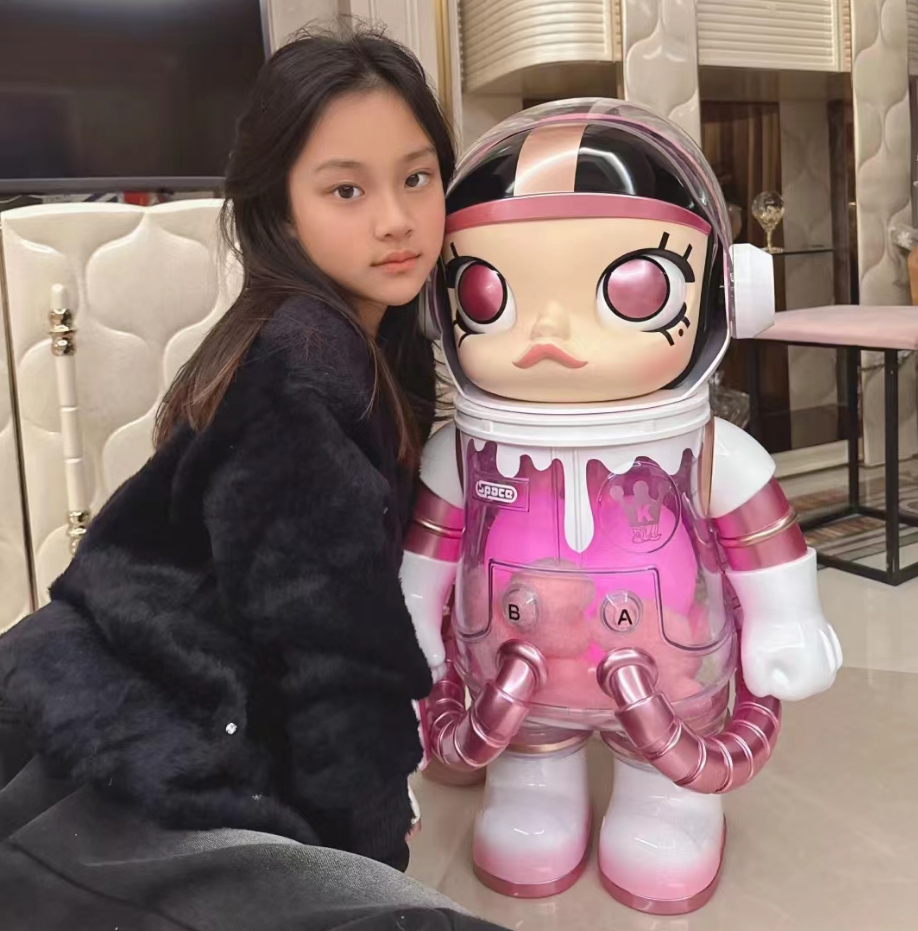 李小璐晒女儿,甜馨不受压岁钱争议影响露甜笑,和爸爸贾乃亮超像_腾讯