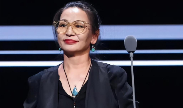 有种"整容"叫艾丽娅结婚,丈夫姚橹变化不大,她却像换了个人