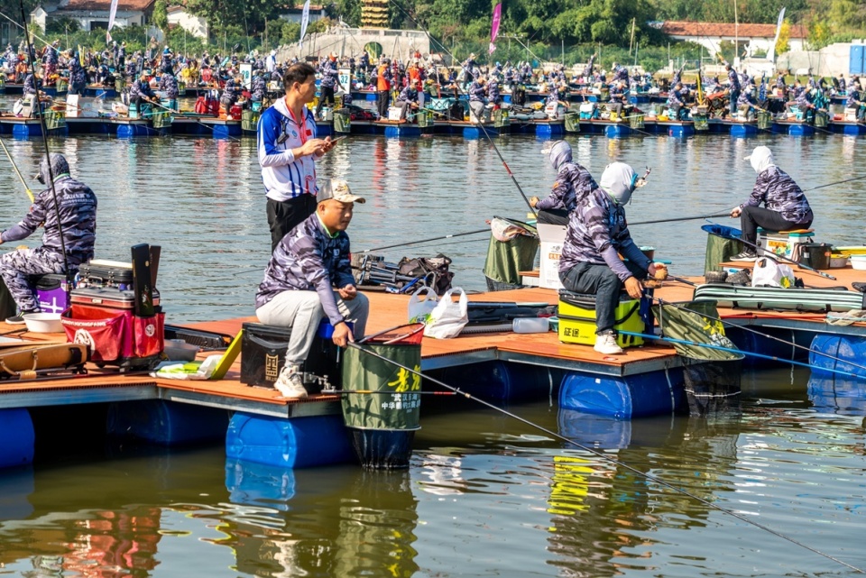 清,何海滨等5名国家特级竞钓大师在内的1000余名国内垂钓高手来汉参赛