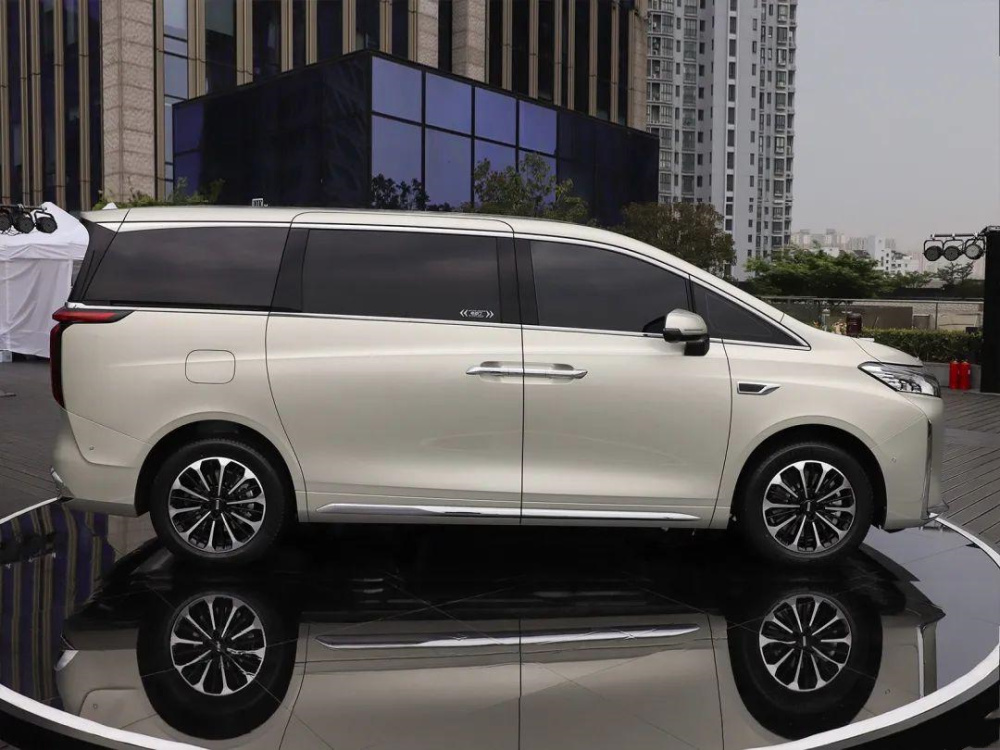 车长超5米气场不输gl8长城wey首款mpv官宣起步价或30万