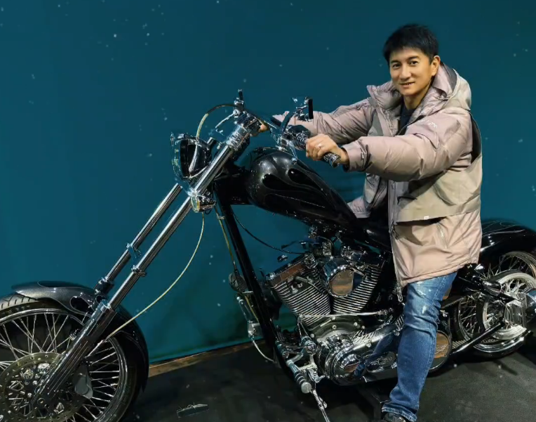 视频中有大量吴奇隆单人玩耍的镜头,还有他看烟花的单人背影,塑造的