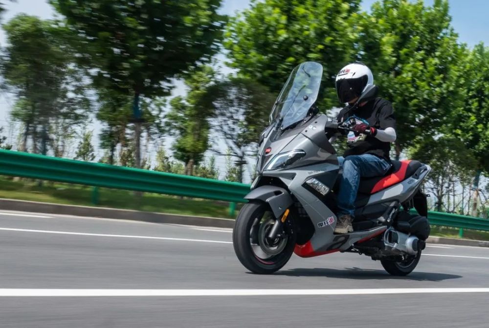 雅马哈xmax加入竞争,国产品牌也涌现了诸如无极sr4 max和升仕350m等