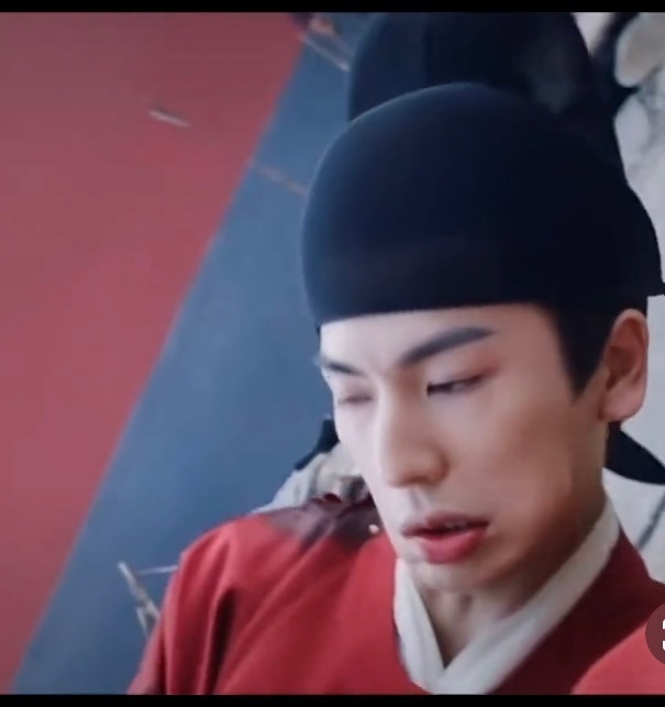 脸上的肉本来就松,这下观众更是能看清楚肉的颤抖,还有嘴角的抽搐