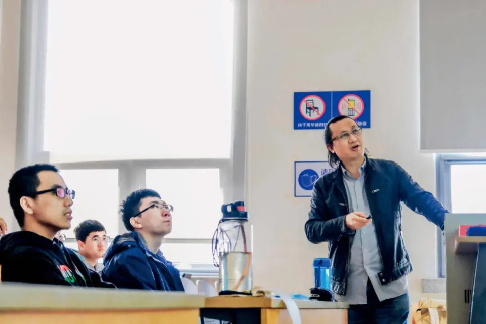 陈涌海不会唱摇滚的博物学者不是一个好的物理学家