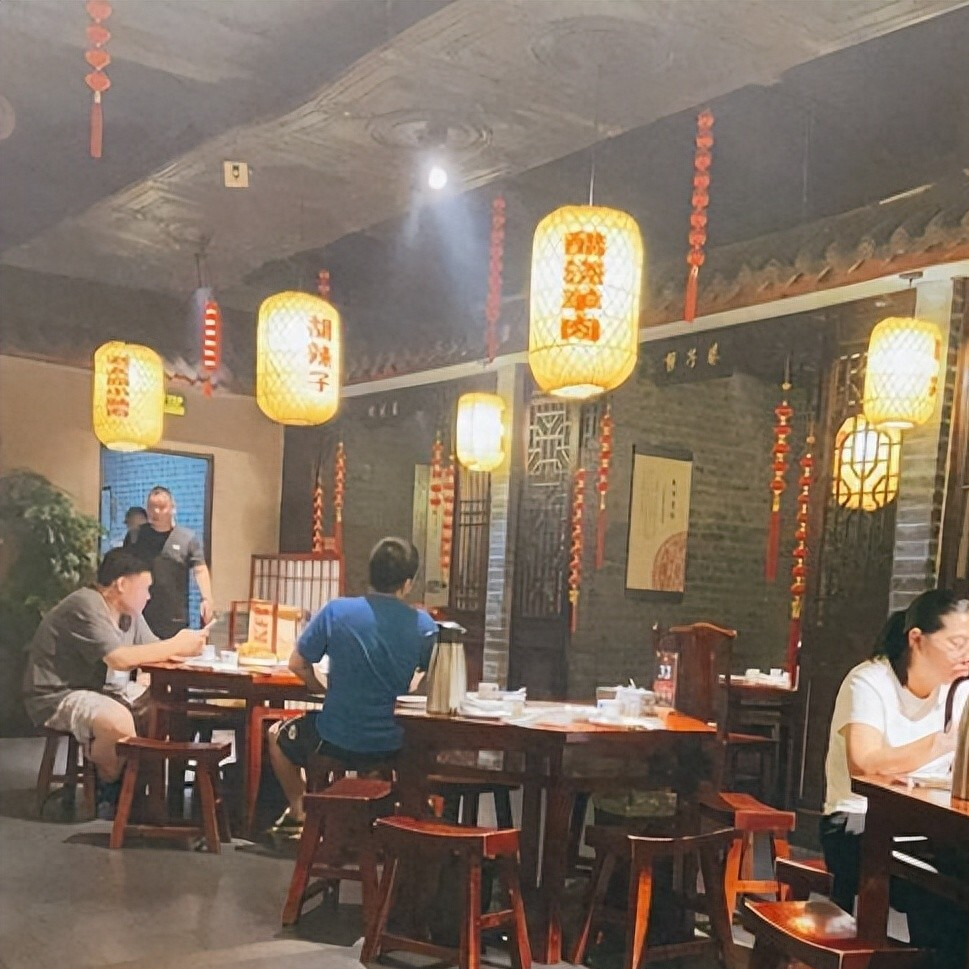 山西太原这家大排档，陕西人慕名而来，2人点4个菜花107元贵吗？