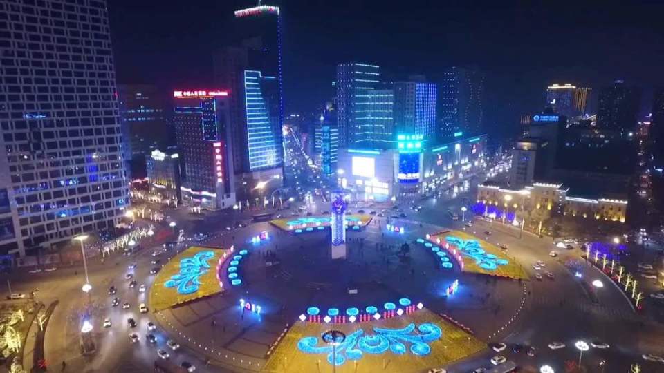 鞍山的生活节奏不快不慢,这里的人性格开朗热情,追求穿着时尚,安于