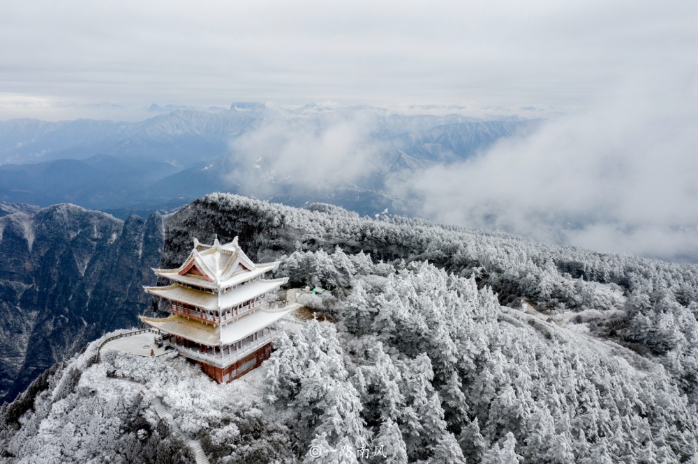 峨眉山最高峰图片