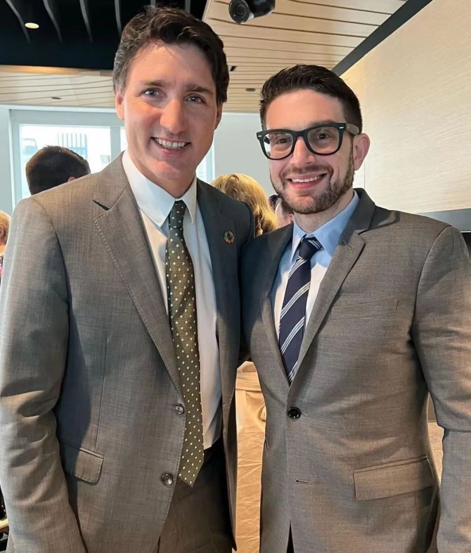 38岁“花花公子”，接掌千亿帝国-腾讯新闻