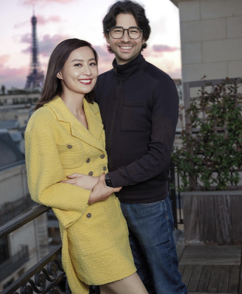 41岁陈法拉近状曝光,与老公品红酒共度感恩节,纯素颜露面超接地气