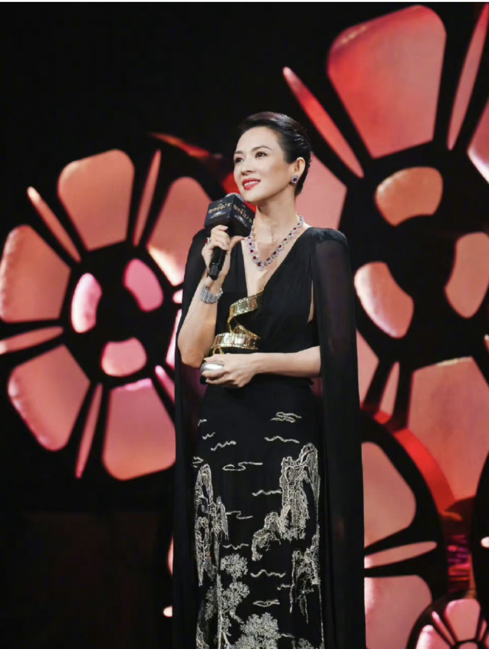 45岁章子怡参加活动:和儿子去阿那亚,扎着两个小辫像25岁小姑娘