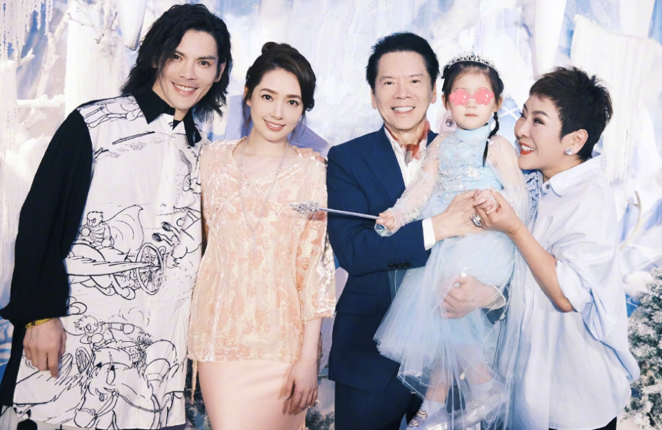 向佐连儿子的百日宴都没有参加,外界一度以为他和郭碧婷发生了婚变