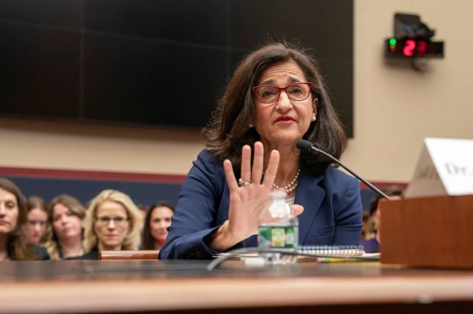 整个共和党国会纽约代表团周一要求沙菲克辞职,指责她未能保证学生的