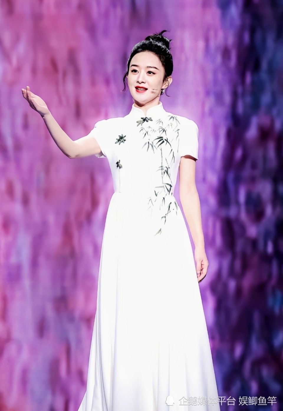 35岁赵丽颖春晚造型国风墨竹长裙美得宛如画中仙子