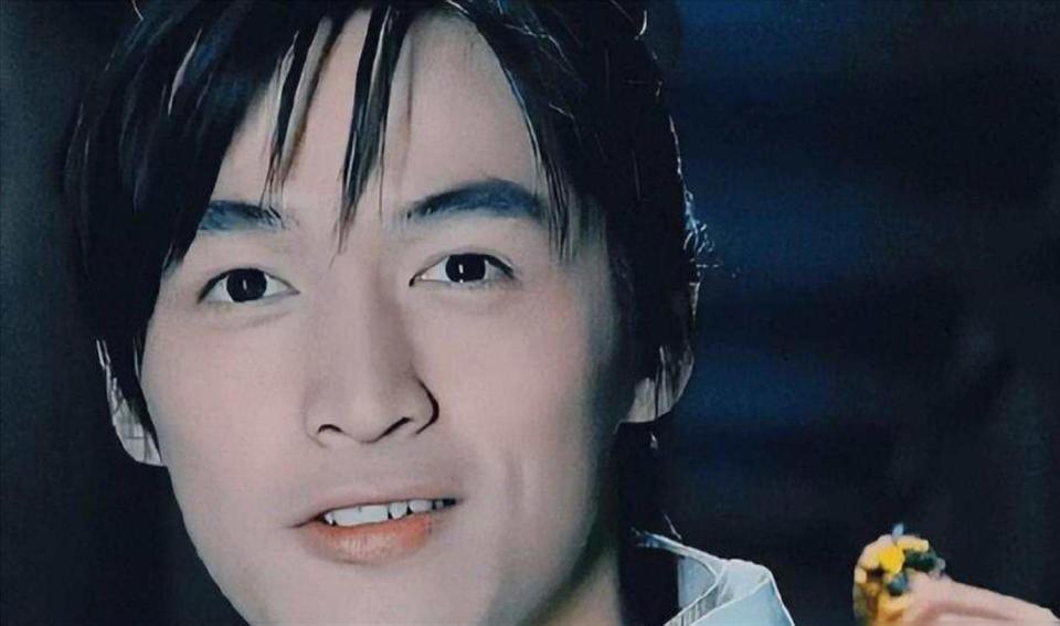 20年前，张冕为护胡歌离世，胡歌许诺赡养其父母，如今他做到了吗_腾讯新闻