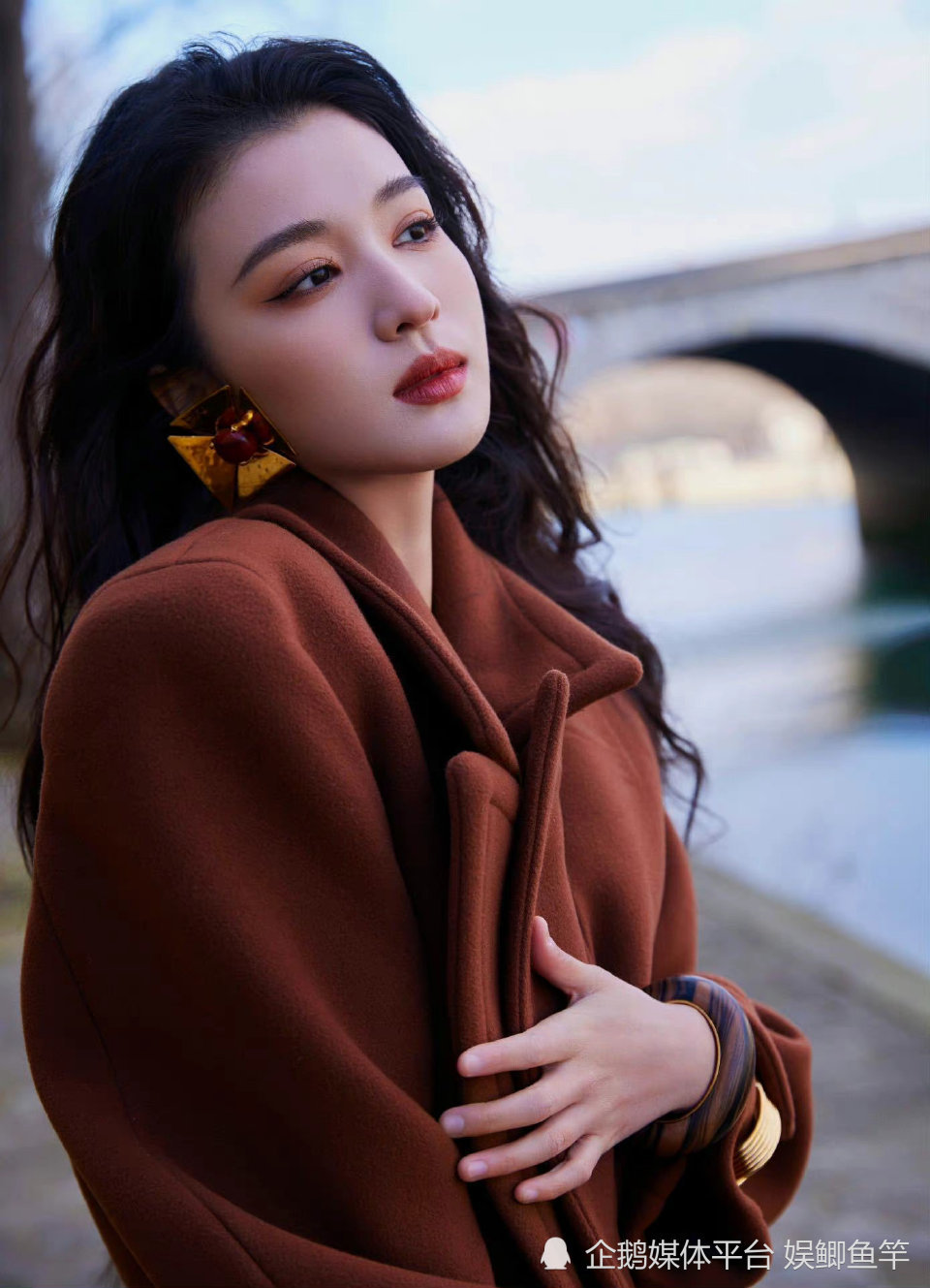 24岁美女王楚然,巴黎街头大放异彩,神仙姐姐二代果不虚传啊!