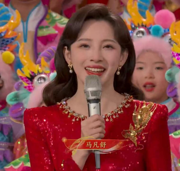 2024春晚主持团马凡舒3套华服让人惊艳龙洋富贵撒贝宁好接地气