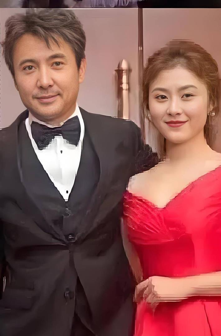 沈腾大年初八在海南宴客，妻子王琦素颜出镜胖又圆，儿子已8岁了_腾讯新闻