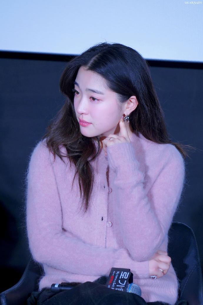 对于最近被热议的演员"身价",崔成恩表示,作为主演,我在作品中扮演的