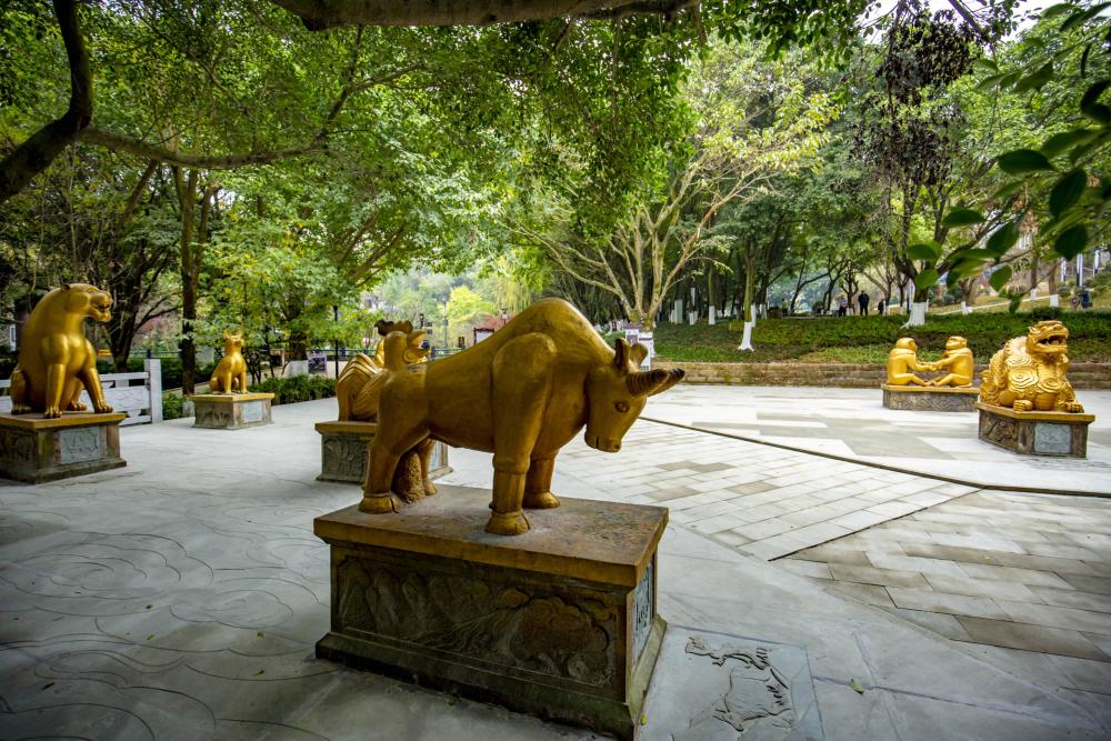 曲徑通幽,是園林特色的山地公園,還有重建於清康熙十一年的寶壽寺及