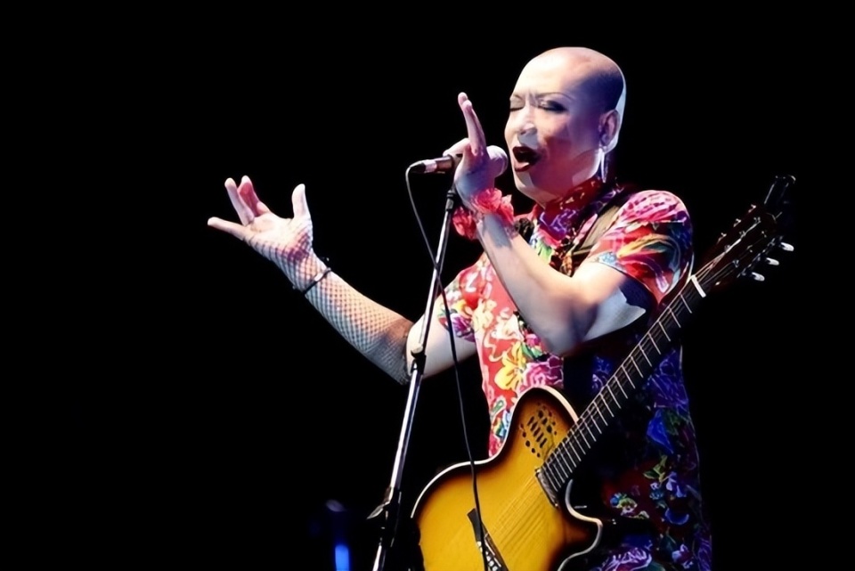 开口要孩子?52岁的韩红,未婚未育,引发网友热议