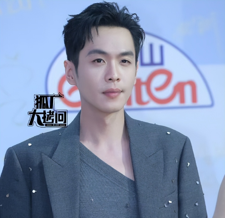 35岁张若昀与41岁胡歌都参加线下活动,一个矜贵优雅,一个翩翩贵公子