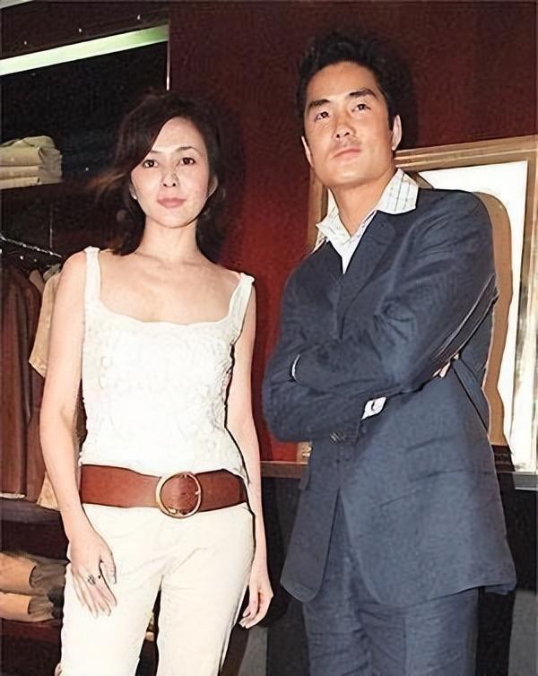 可是一旦新鲜感一过,关之琳就开始感到厌烦了,跟黄家诺交往了不到4年