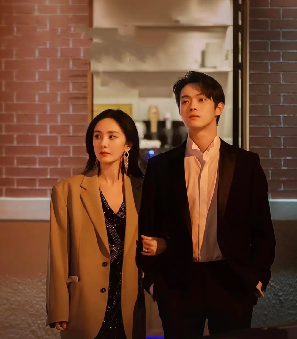 许凯恋情曝光,女友冲向其怀抱,十指相扣好恩爱,回酒店共处近24个小时