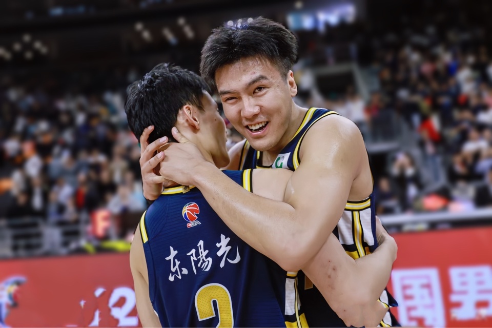 黄荣奇续约悬念揭晓！杨瀚森2场8个失误，8支CBA球队组团选外援