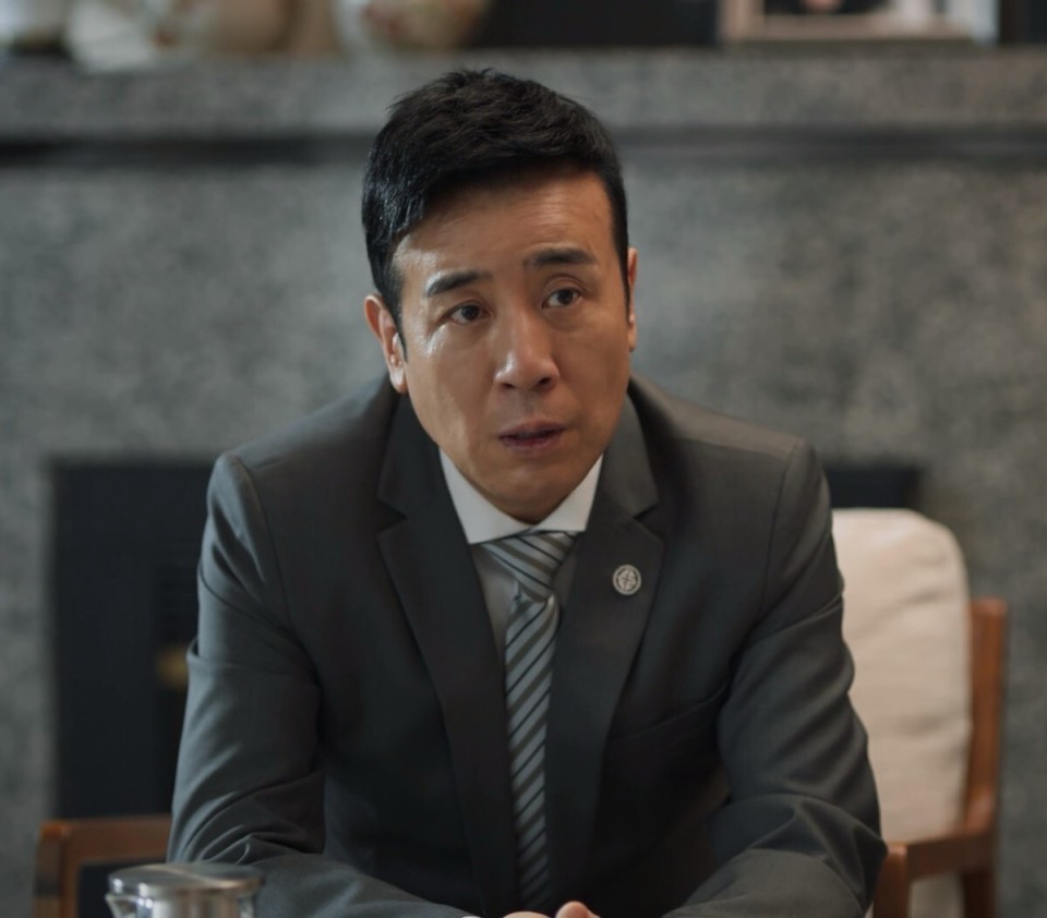 虽然他一直劝自己女儿没有生在有钱人的家庭,是女儿的命,但心里的愧疚