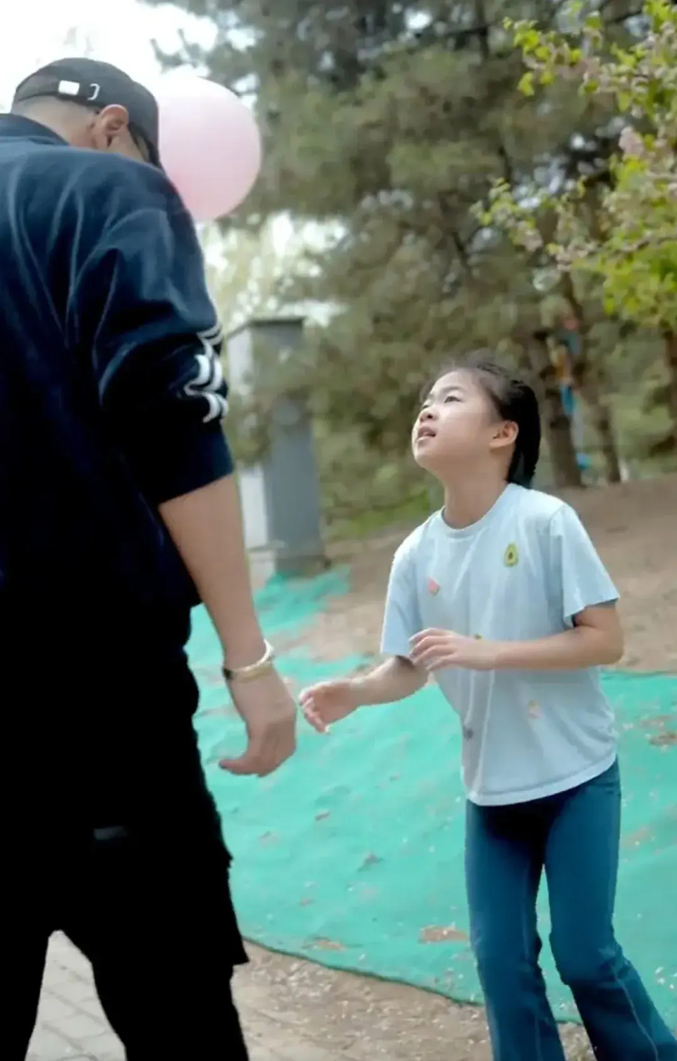 汪峰参加女儿运动会,醒醒正面照首次曝光,没有遗传到章子怡的美貌