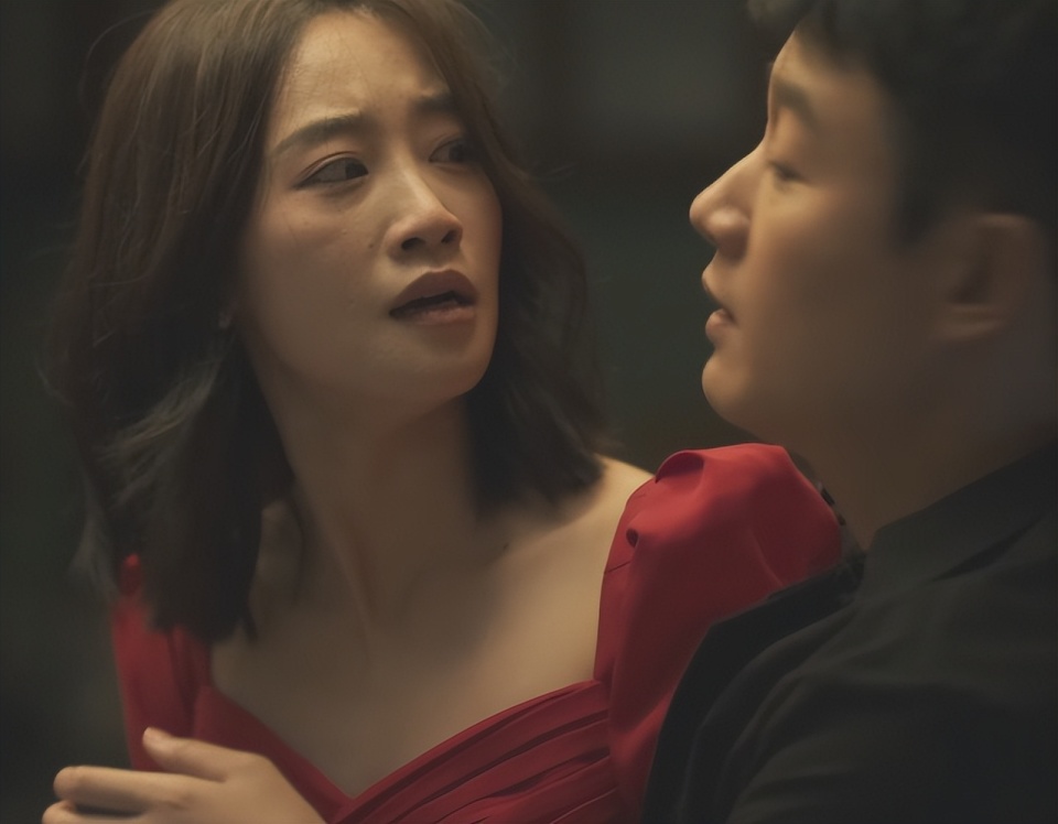 被男友悔婚,来找黄振华倾诉,结果发现男友可能是移情别恋喜欢上黄亦玫