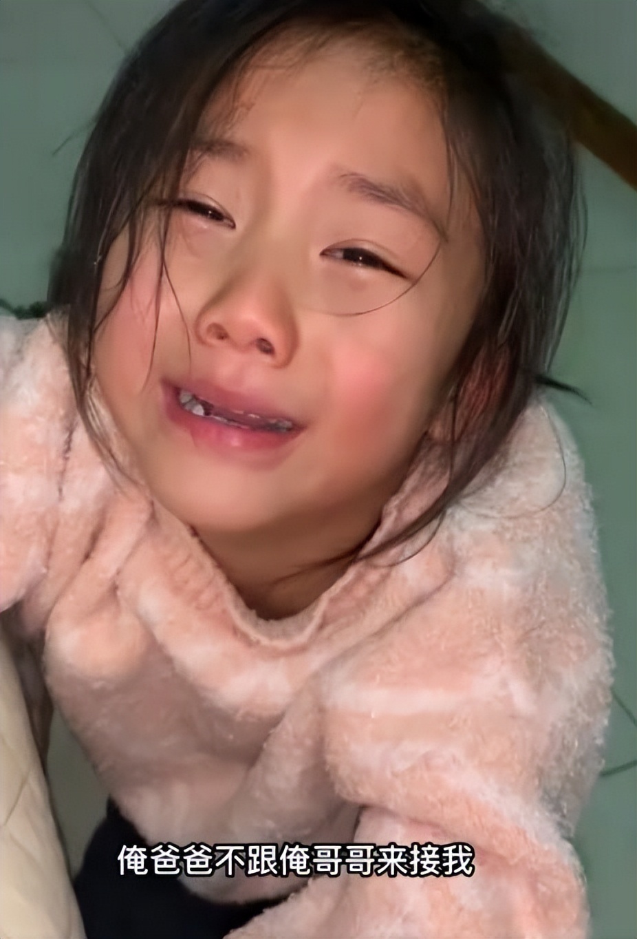 前夫接走俩儿子,独留女儿伤心大哭,妈妈满眼心疼却不知如何安慰