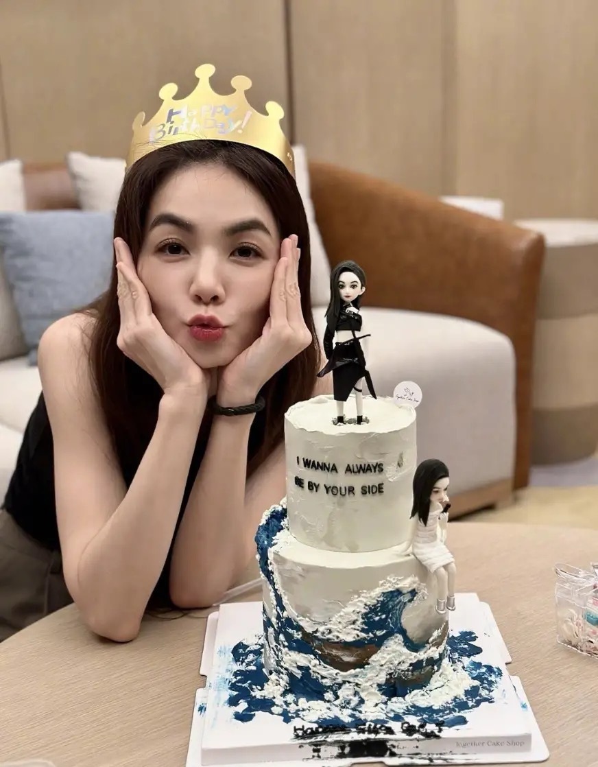 she合体为42岁ella庆生:selina开怀大笑,hebe温婉大方_腾讯新闻