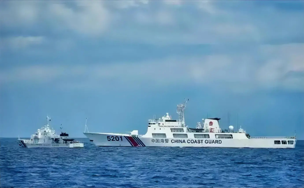 5402舰遭3艘菲律宾执法船围攻!我国拖船疑似现身仁爱礁,要收回?