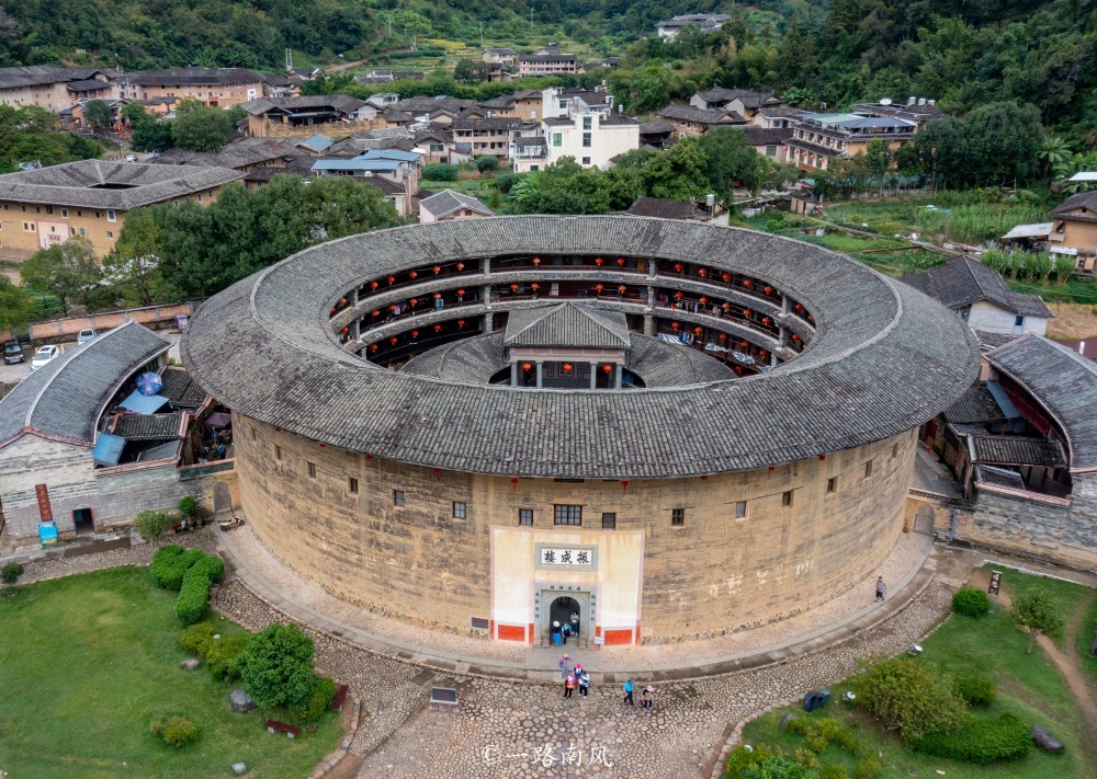 福建永定有种非常特别的建筑,外形像宇宙飞船,又像古代官帽