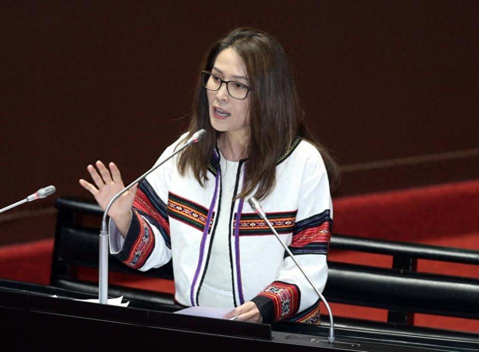 据台湾"中时新闻网"报道,有台媒记者追问罢免议题,高金素梅似乎不敢