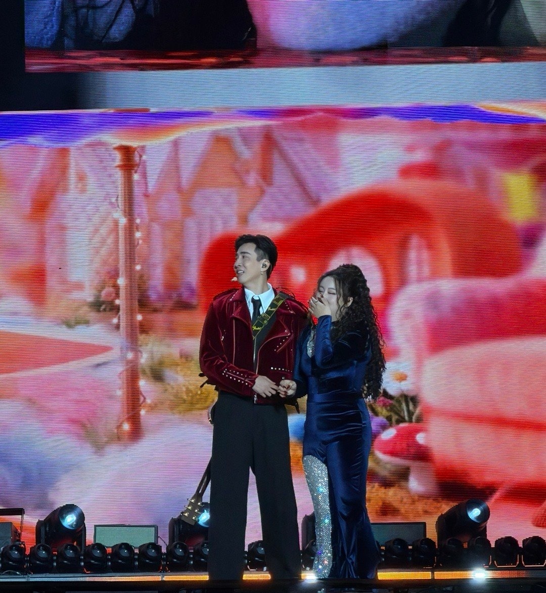 跨年名場面：李川求婚錘娜麗莎，張傑謝娜貼貼，黃子韜徐藝洋親吻 - 