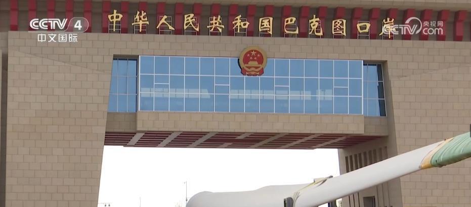 为了方便企业出口,巴克图口岸设置了能够让大型叶片直接通过的出关