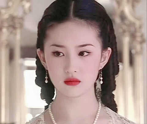 刘亦菲演艺事业的第一个角色是《金粉世家》里面的白秀珠.