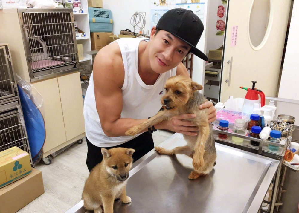 47岁何润东近照曝光健身狂魔难逃脱发妻子突袭酒店查房