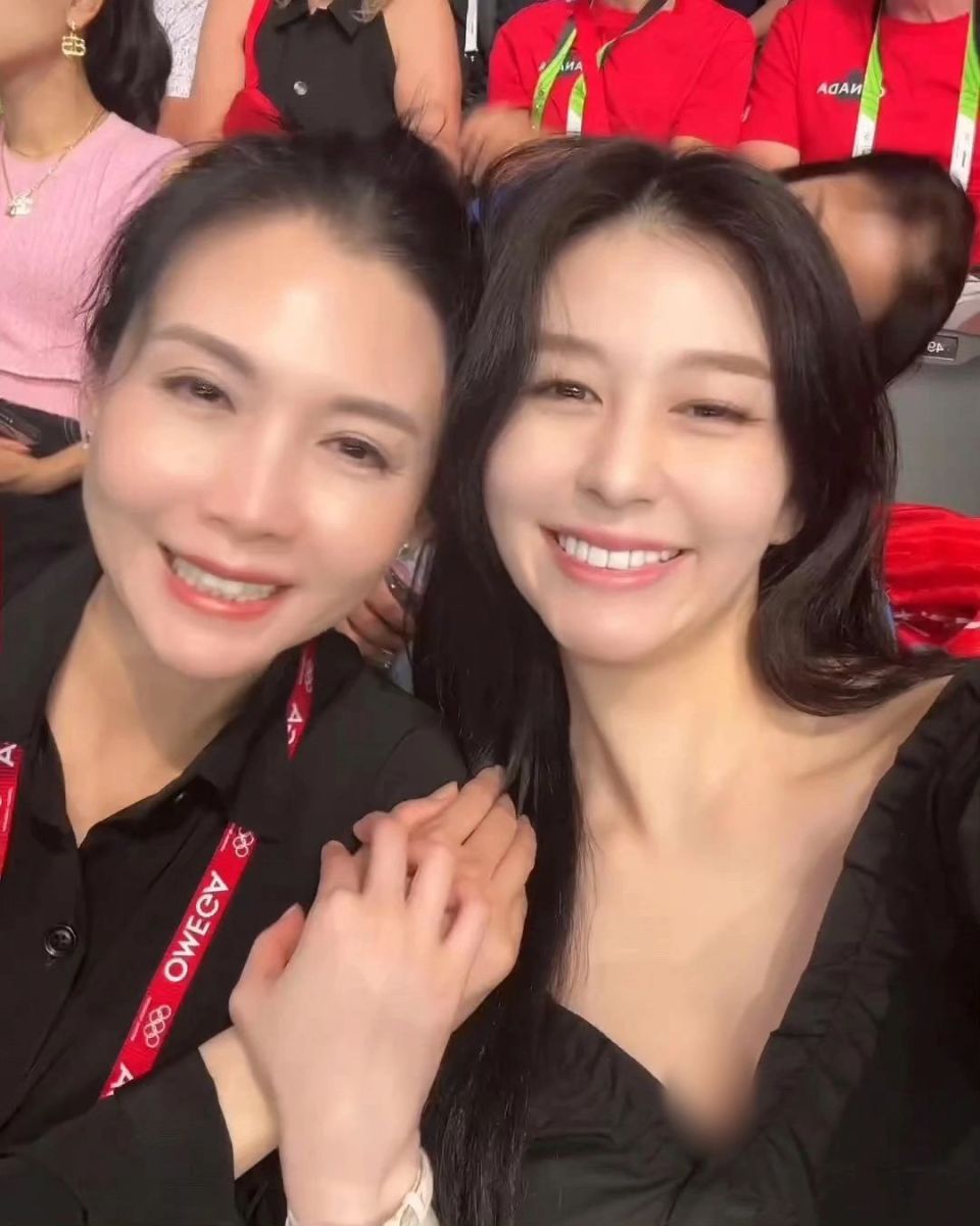 56岁邱淑贞近况曝光,与女儿现身巴黎奥运会现场,两人同框像姐妹